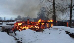 Семеро пожарных тушили дом в Карпушино