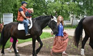 В Юбилейном прошел костюмированный конный парад +ФОТО
