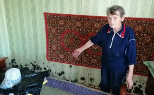 Пожилая пара из Ленинской Искры несколько месяцев вынуждена жить в сырости и дышать плесенью