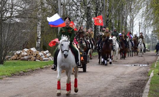 В честь Дня Победы в Котельничском районе прошел конный парад