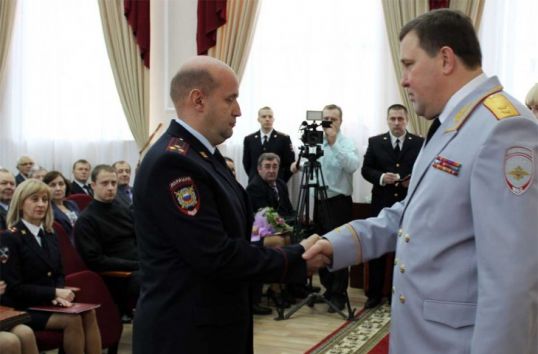 Генерал Солодовников вручил награду главному котельничскому полицейскому