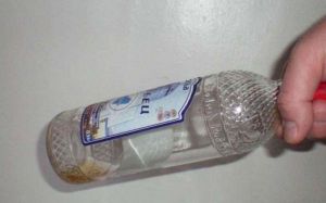 Бутылкой по руке за отказ пить