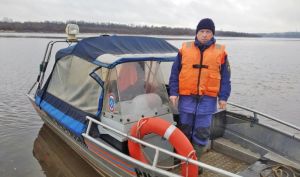 Котельничский инспектор ГИМС помог рыбакам в трудной ситуации