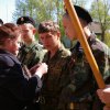 IMGP8510 - Родственница солдата дарит бойцу, который несколько дней поднимал останки солдата, православный крестик