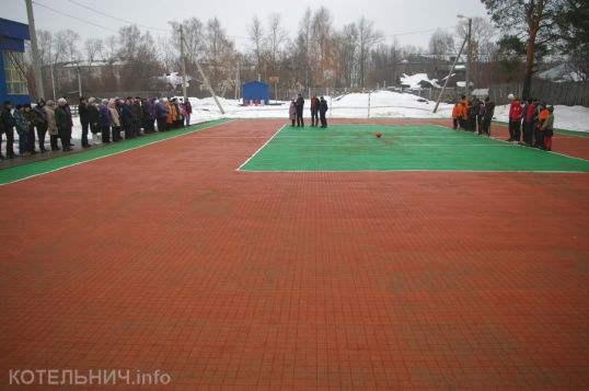 В Котельниче открыли многофункциональную спортивную площадку