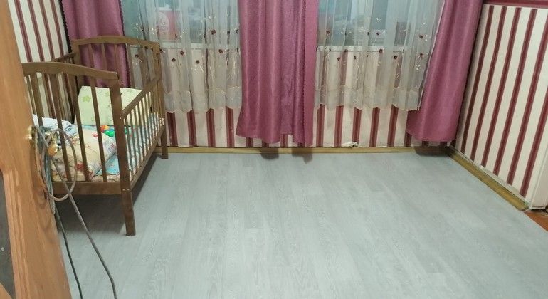 Спустя четыре года жительнице Котельнича отремонтировали обвалившийся пол в муниципальной квартире