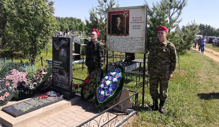 На воинских захоронениях Котельничского района открыты мемориальные стенды