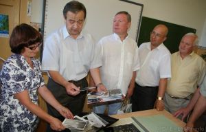 Школа №1 передала областному музею экспонаты для выставки о маршале Соколове
