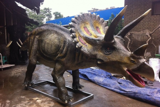 В Котельниче готовятся к прибытию динозавров