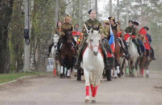 В честь Дня Победы в Котельничском районе прошел конный парад. ВИДЕО