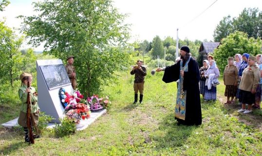 В деревне Омеличи освятили памятник участникам Великой Отечественной войны