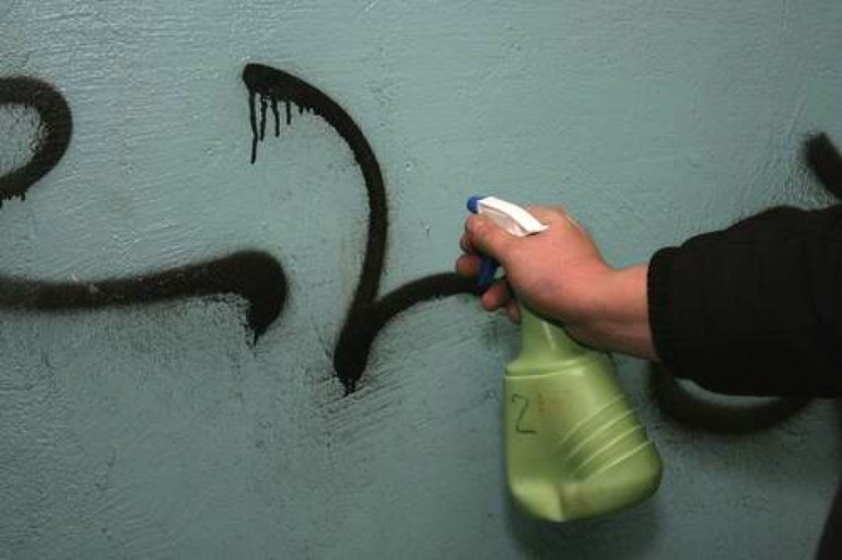 Отмыть подъезд. Надпись краской на стене. На подъездах маркером. Надписи на стенах в подъезде. Смывают граффити.